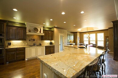 Another view of the kitchen...