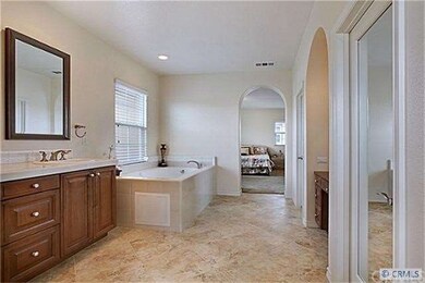Bright and cheerful master bathroom, with double c