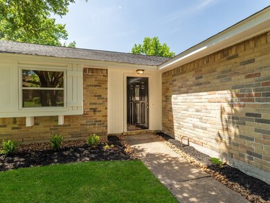 5423 Holly View Dr, Houston, TX 77091 - photo 2