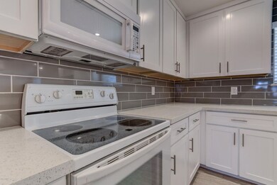 932 E Caldwell St-12
