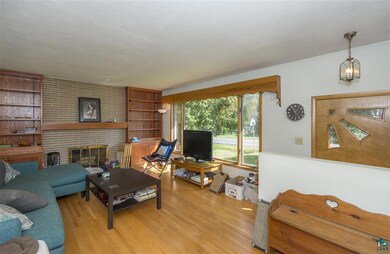 Hardwood flooring, Forced air heating, 3 windows -