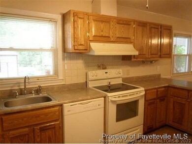 424 Mcphee Dr, Fayetteville, NC 28305 - photo 3