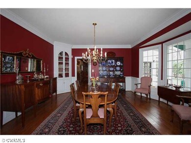 Dining Room - wide plank oak floor,2 built in corn