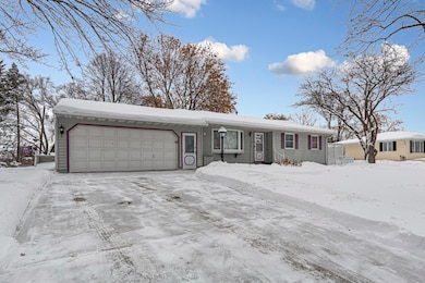 117 Sherrie Ln, Woodbury, MN 55125 - photo 2