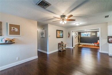 View front living area towards bedrooms