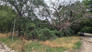 1214 Witherspoon St, Gainesville, TX 76240 - photo 2