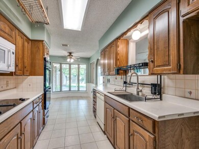 1628 Bedford Oaks Dr, Bedford, TX 76021 - photo 4