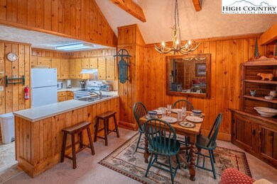 Dining area & kitchen bar