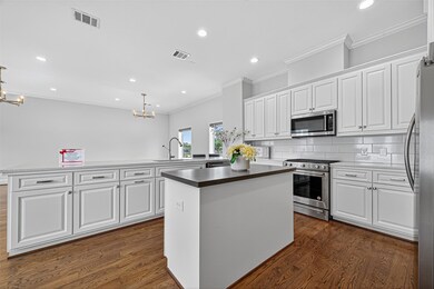 1630 W 24th St, Houston, TX 77008 - photo 5