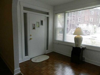Entry/Foyer.