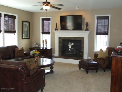 1071 Woodberry Dr, Mountain Top, PA 18707 - photo 7