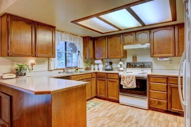 2434 Pinebrook Cir, Medford, OR 97504 - photo 4