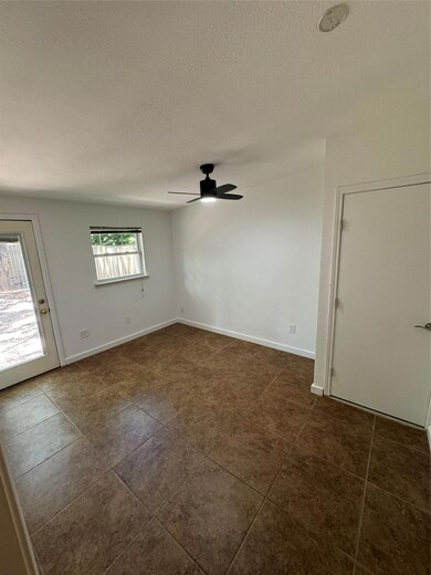 Unfurnished room featuring a textured ceiling, da