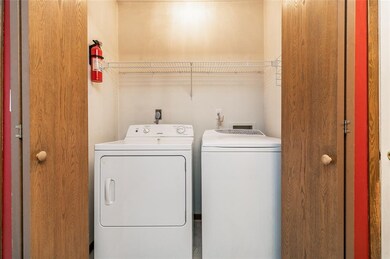 4007 Westover Rd SE unit B, Cedar Rapids, IA 52403 - photo 6