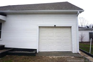 306 N 13th St, Henryetta, OK 74437 - photo 5