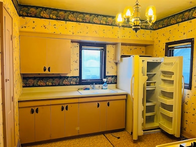 821 W 6th Ave, Oshkosh, WI 54902 - photo 2