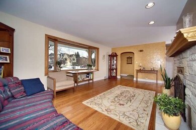 228 N Geneva Ave, Elmhurst, IL 60126 - photo 2