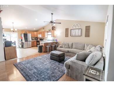 1852 S 60th St, Springfield, OR 97478 - photo 4