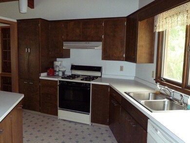 910 8th Ave NW, Jamestown, ND 58401 - photo 3