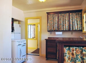 Great entry room to the kitchen