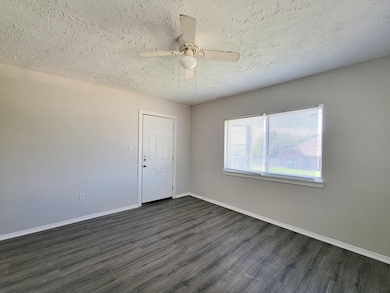 711 Avenue A unit 3, La Marque, TX 77568 - photo 4