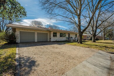 407 N Edison St, Fredericksburg, TX 78624 - photo 4