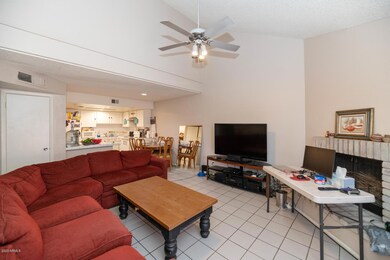 2119 E Kirkland Ln-large-005-007-Main Li