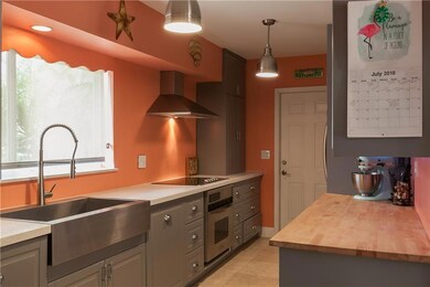 Sleek kitchen with Quartz and Stainless