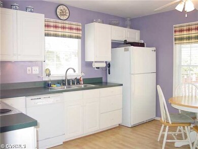 Kitchen - Bright & sunny eat-in kitchen