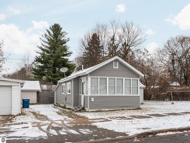 405 Powers St, Cadillac, MI 49601 - photo 4