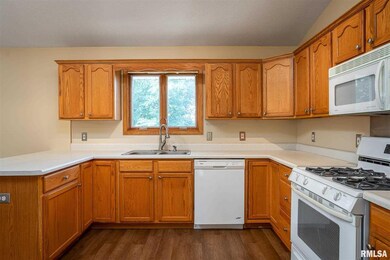 6140 Jebens Ave, Davenport, IA 52806 - photo 3