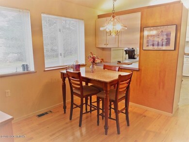 1711 Mission Rd Dining area