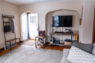 ARCHED FRONT DOORWAY AND NOOK