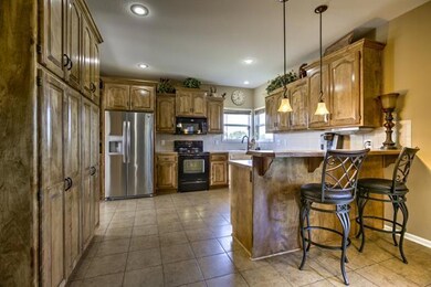 Loads of cabinet-counter space