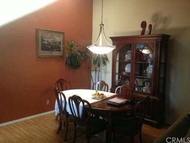 Feast with your family and love ones in this brigh