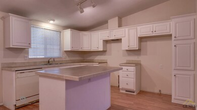 1601 Poso Dr unit 75, Wasco, CA 93280 - photo 4