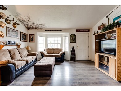 Living Room/Entrance