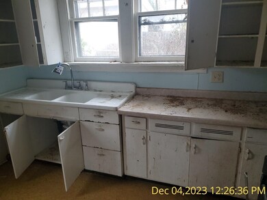 840 W Elk St, Freeport, IL 61032 - photo 3