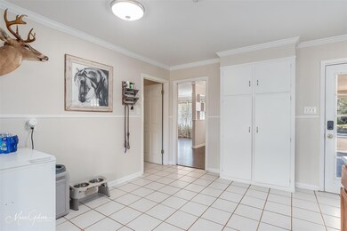 Laundry area featuring light tile patterned floors