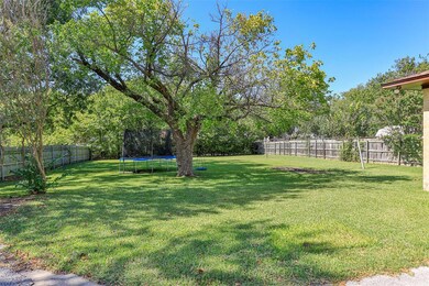 1303 Hillcrest Blvd, Gainesville, TX 76240 - photo 4