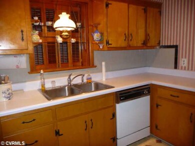 Kitchen - Nice L-shaped kitchen offers great funct