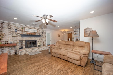 1205 Red Oak St, Ennis, TX 75119 - photo 4