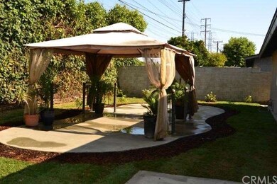 Specious back yard, great for entertaining with en