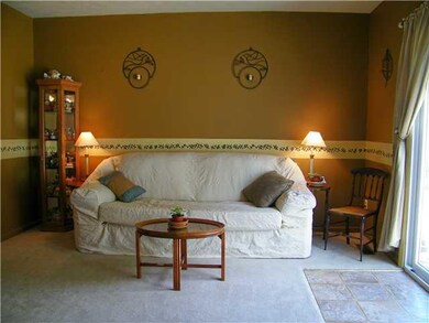 Living Room. Spacious & bright llivng room with sl