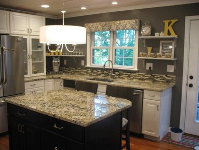 Love the light and contrasting darker cabinet desi