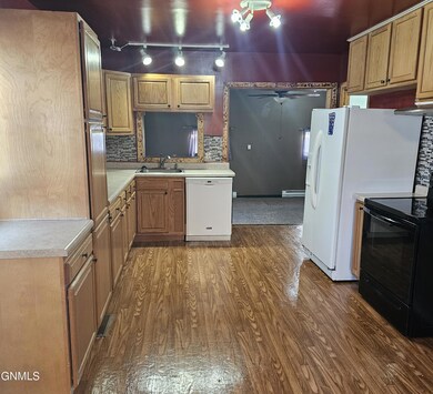 1421 4th Ave NW, Jamestown, ND 58401 - photo 5