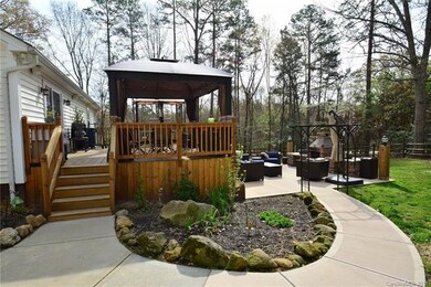 Beautiful 20x20 Deck and 20x20 Concrete Patio w/Ou