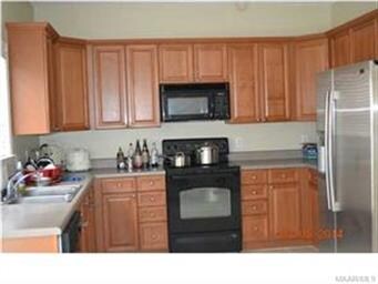 KITCHEN WITH LOTS OF CABINETS