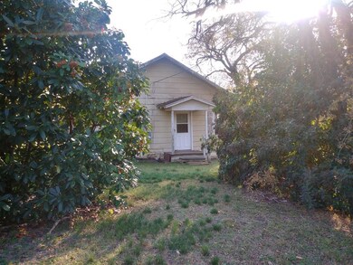 529 W Locust St, Whitewright, TX 75491 - photo 5