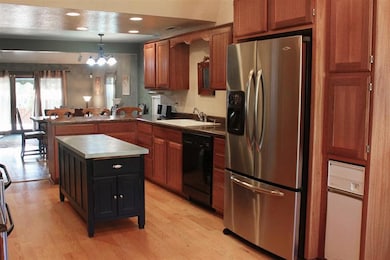 902 NE Savage St, Grants Pass, OR 97526 - photo 4